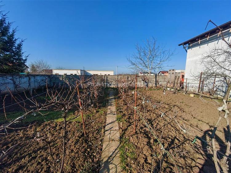 Casa mare cu etaj si 12 camere la principala in Fantanele - 15