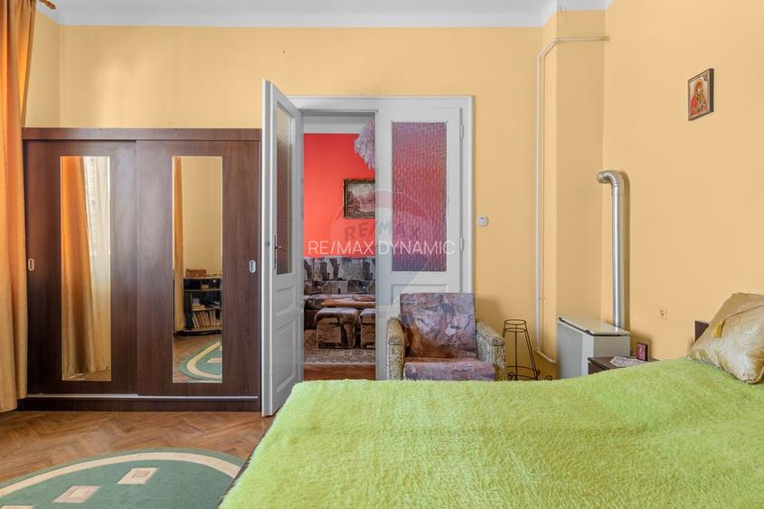 Apartament 2 camere, loc de parcare, teren propriu,strada Constituției - 12