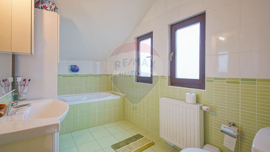 Casă / Vilă cu 4 camere de vânzare în zona Tractorul - 20