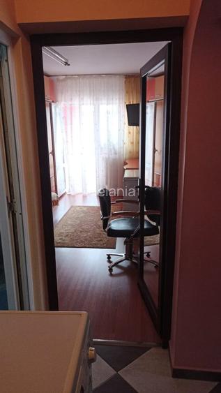 Apartment 3 camere decomandat, mobilat, doua balcoane, centrala gaze. Negociabil - 4