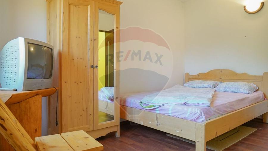 Casă de vacanță cu 9 camere de vânzare Moieciu de Jos