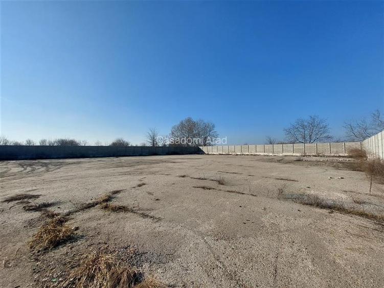 Teren ingradit si betonat, in apropiere de Aeroport - 6