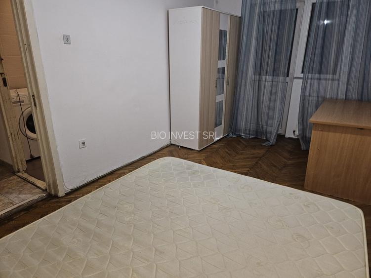de inchiriat apartament cu trei camere , decomandat cu centrala proprie , etaj 1 - 3