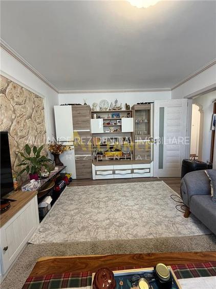 Metrou 1 Decembrie - Apartament 4 camere ~ 2 bai - 3
