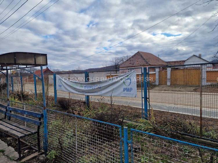 Se oferă spre vânzare / închiriere clădire cu spațiu comercial - 23