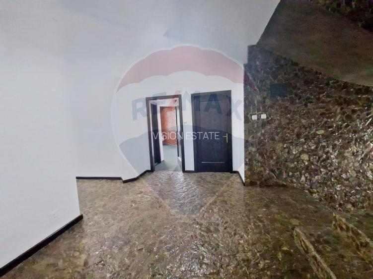 Pensiune Eselnita / 16 camere / Teren - 1448 mp / Ponton - 29