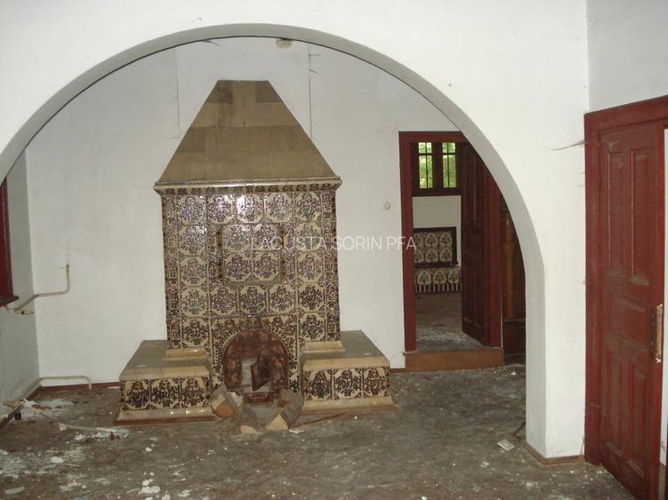 Conac istoric clasa B, 13 ha teren, valoare istorica - 20