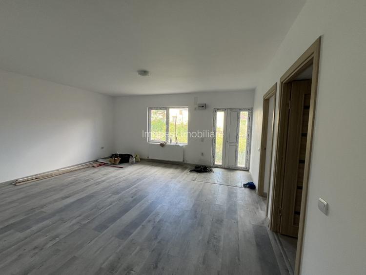 Exclusivitate! Casa cocheta la sol, 3 camere, partea dreapta, Valu lui Traian! - 2