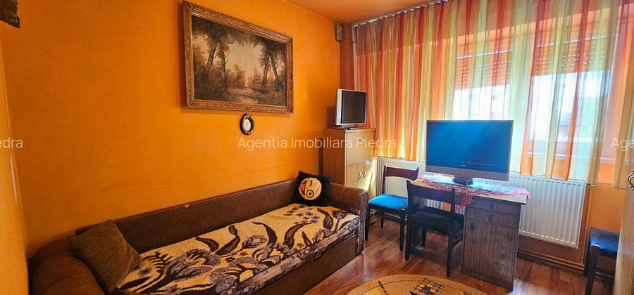 Vand apartament de 3 camere,decomandate ,confort 1 situat pe str.Uzinei - 8