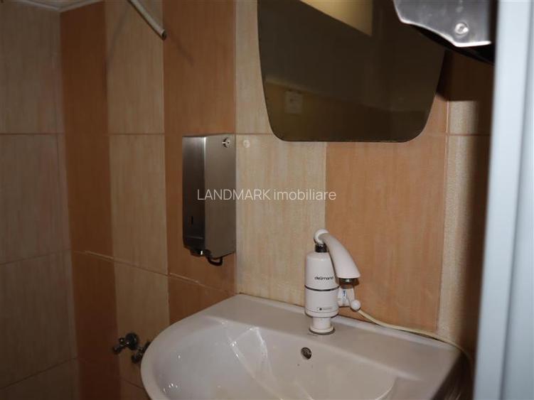 Spatiu comercial, parter, 16 metri vitrina - 12
