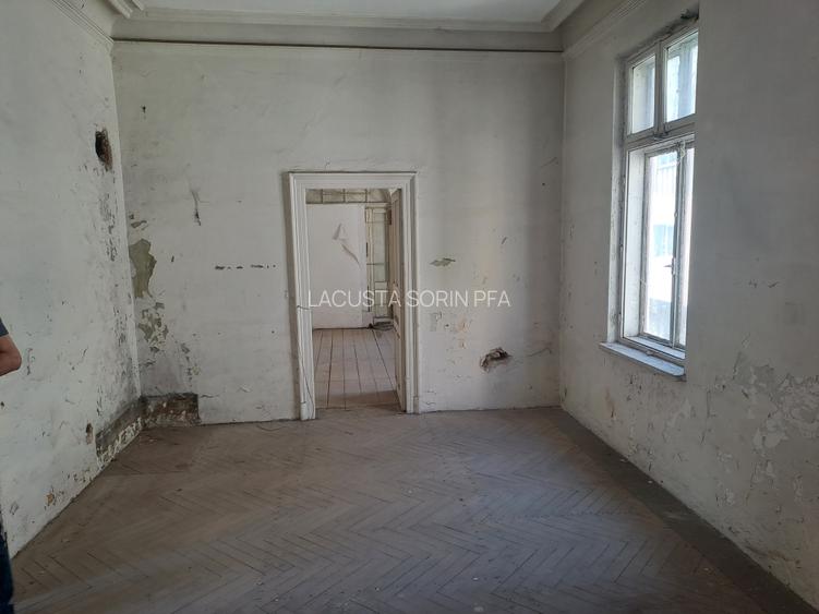 Unirii-Cartierul Evreiesc, singur curte, dubla deschidere, libera - 12