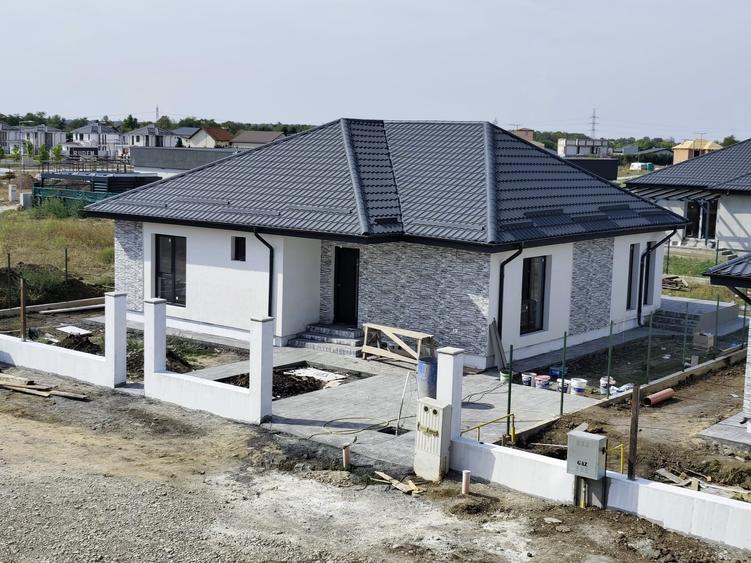 FARA COMISIOANE in Gulia casa cu 4 camere 2 bai terasa PARTER+pod placa la cheie