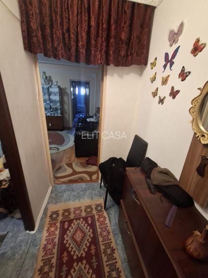 Apartament cu 3 camere, etajul 2/4, zona Dacia - 8