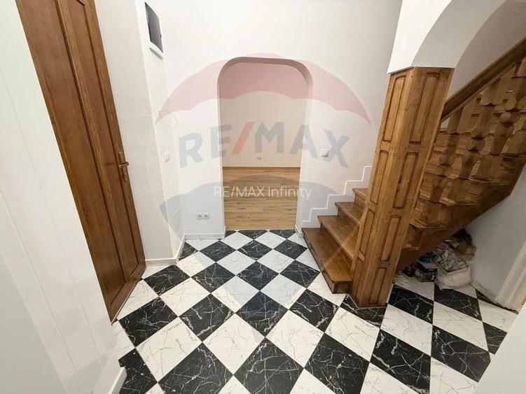 Apartament 4 camere, pe 2 niveluri si curte comuna în Centru - 35