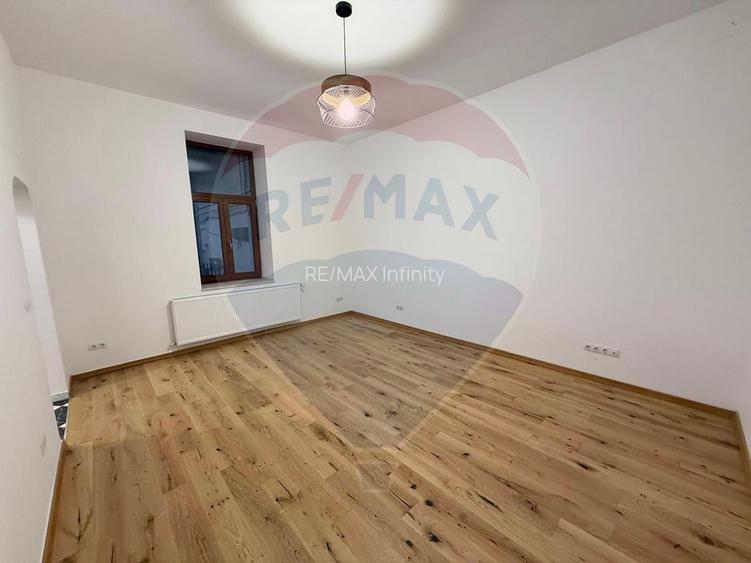 Apartament 4 camere, pe 2 niveluri si curte comuna în Centru - 35