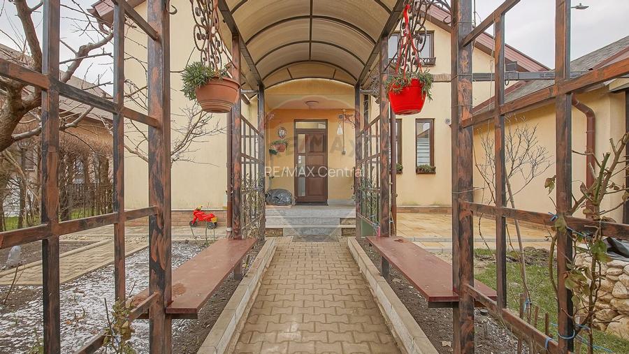Casă / Vilă cu 4 camere de vânzare în zona Tractorul - 27