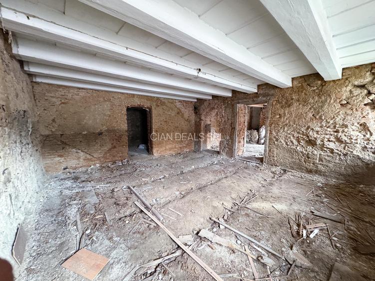 Apartament 2 Camere 80 mp UTILI De Renovat Str. Lunga - 9