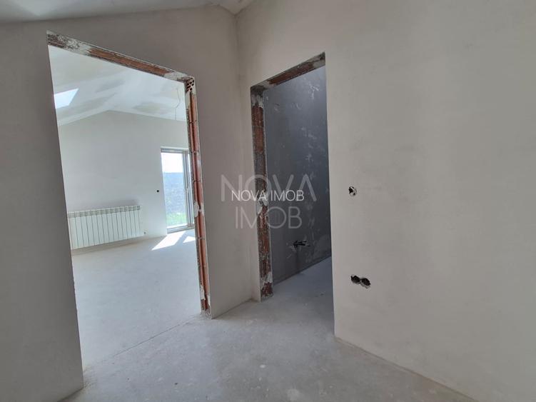 Casa generoasa cu 7 camere, 3 bai, dressing si parcare – Sura Mica - 13