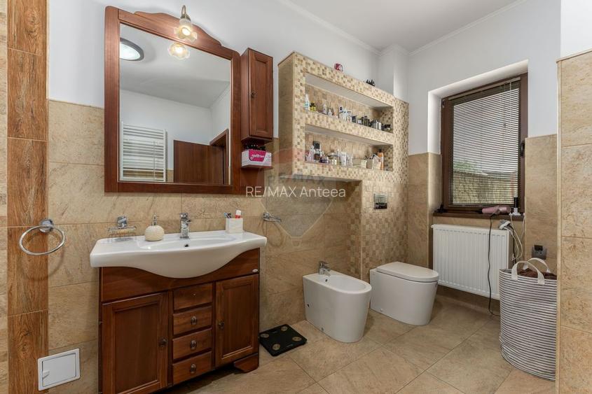 Vilă cu parc, piscină, jacuzzi și foișor, panouri fotovoltaice - 23