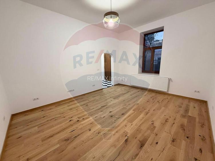 Apartament 4 camere, pe 2 niveluri si curte comuna în Centru - 34