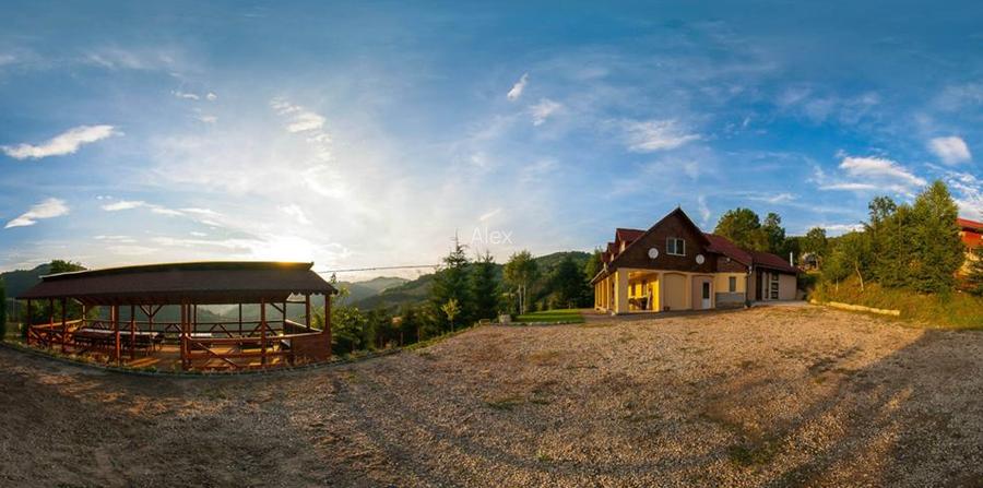 Complex turistic în Munții Apuseni–3 clădiri(cabane), 10 camere, teren 3740 mp  - 5