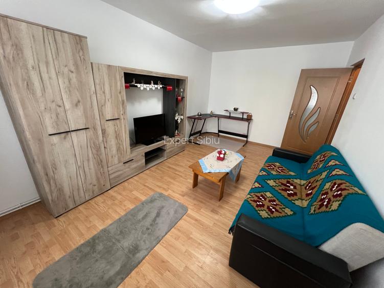 INCHIRIEZ apartament 3 camere ,zona Vasile Aaron - 2