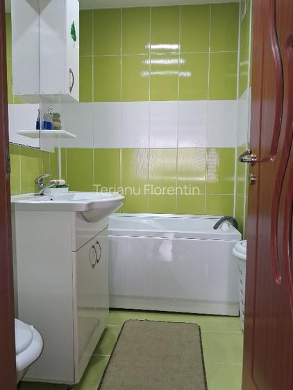 Proprietar  vând  apartament cu  3 camere decomandat în  Reșița  - 10