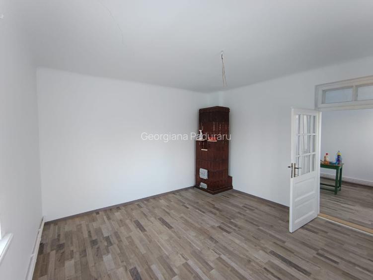 Vanzare casa 3 camere  din caramida presa renovata si teren arabil 1091mp  - 2