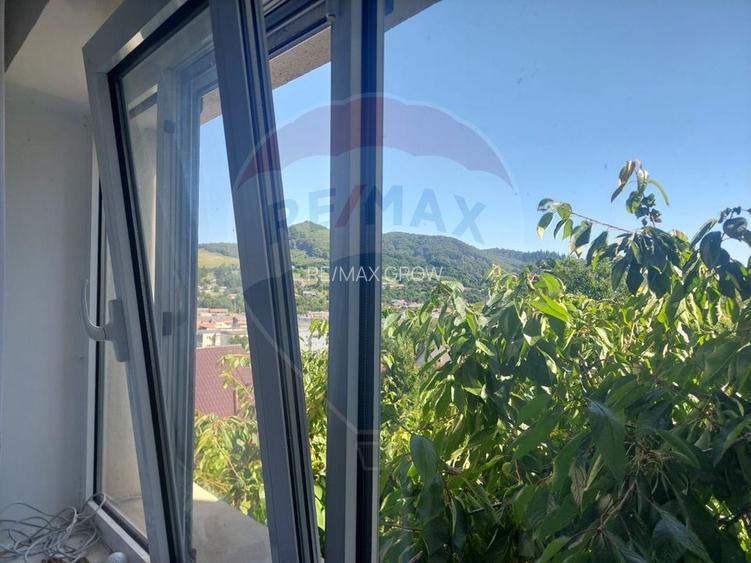 Apartament cu 4 camere decomandat de vânzare în Moinesti - 9