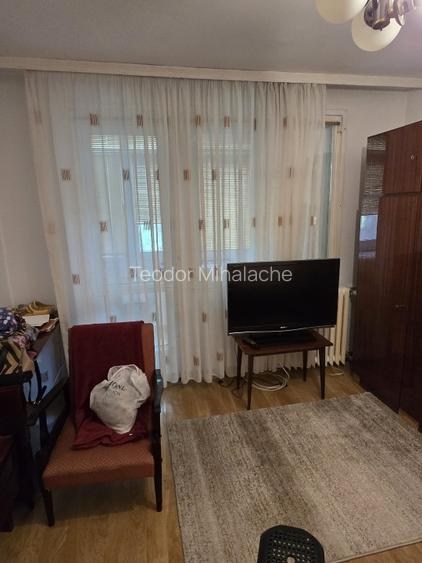 Proprietar vand apartament 3 camere decomandat etaj 1 Rahova str. Garoafei - 2