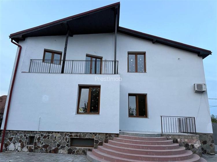 De inchiriat spatiu birouri, 10 birouri , 4 bai, garaj, 4 bai si teren 10 arii,S - 23