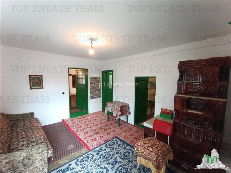 Casa taraneasca traditionala pe parter cu gradina si livada 1700mp in Gruiu, la - 12