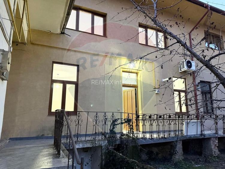 Apartament 4 camere, pe 2 niveluri si curte comuna în Centru - 9