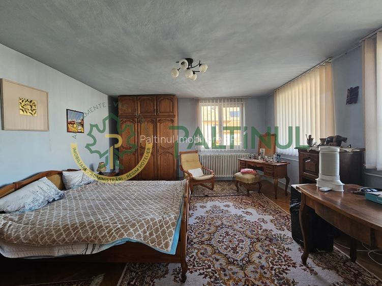 Casă spațioasă, retrasă de la stradă, într-o zonă liniștită din Sibiu - 6