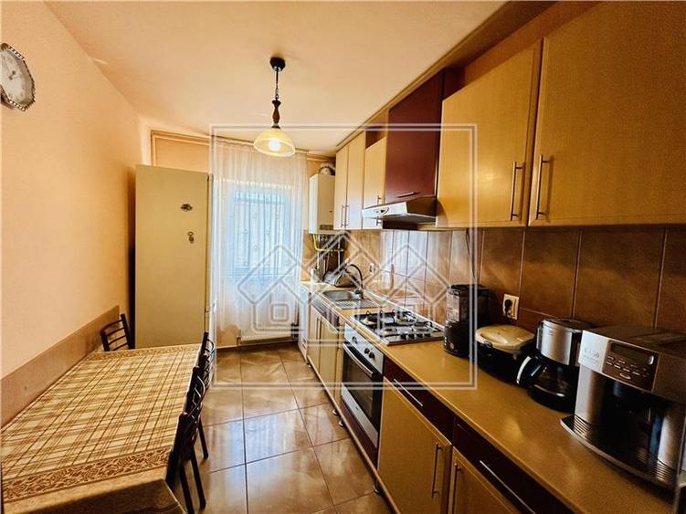 Ap decomandat, cu 3 camere si balcon, etaj 2/4, zona N. Iorga