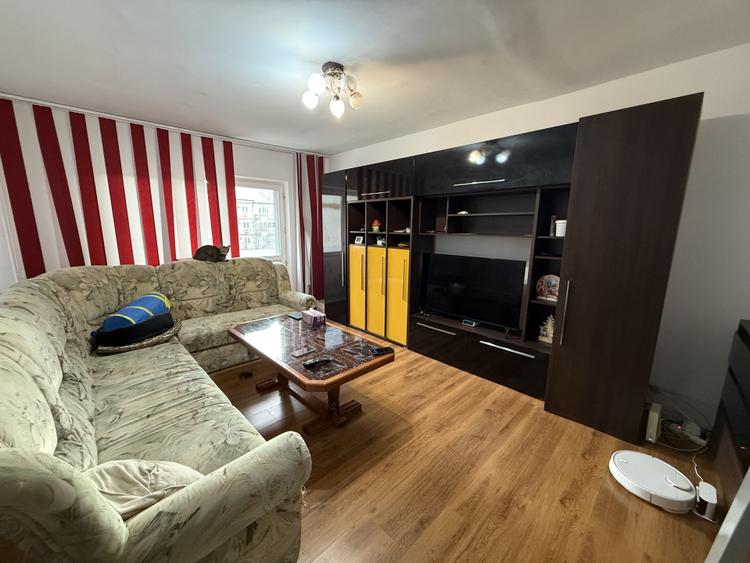 Apartament 4 camere, decomandat, 77 mp utili + 2 balcoane - Soarelui