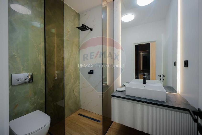 De vânzare Vilă cu 8 camere în Sânmartin, 290 mp util, teren 1100 mp - 25