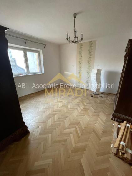 Vanzare apartament in vila 6 CAMERE compus din D P M din D P 1 M - 15