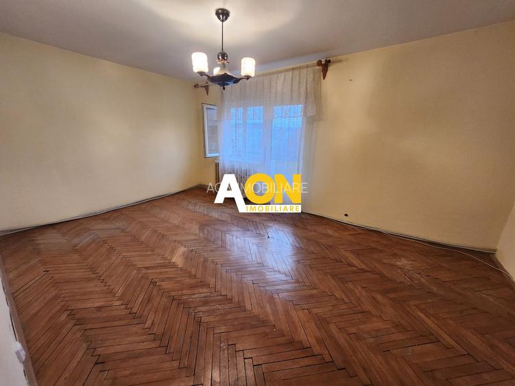 De vanzare apartament 3 camere, Cetate - 2