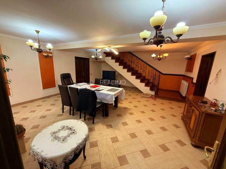 Cauți o casă mare sau spațiu pentru business? Aici le ai pe ambele! - 20