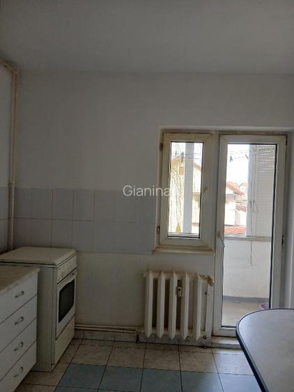 Persoana fizica vand apartament etaj 1 - 5