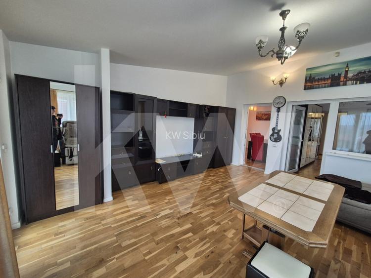 CASĂ INDIVIDUALĂ de închiriat – 330 mp, 8 camere, 5 băi, garaj dublu, grădină - 7