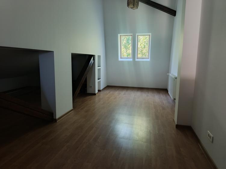 Pipera/ vila cu etaj/ curte/ mobilata partial/ aproape Mall Promenada