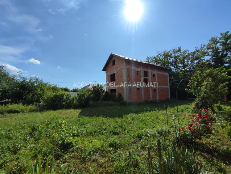 Casă la roșu, cu acoperiș finalizat, lângă pădure - 3