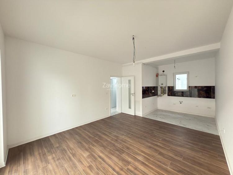 Asfalt. Spatiu pod. Balcon mare. - 2