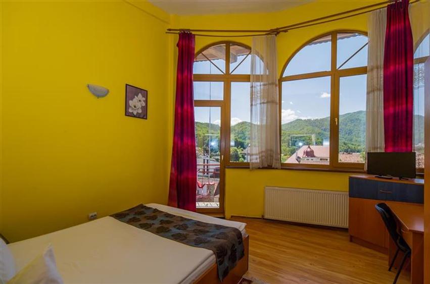 Pensiune cu restaurant, profit asigurat din chirii, terasa spre munte, Brasov