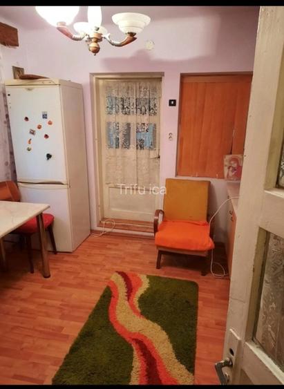 Casă  de va zare ,construita din cărămidă  co.pusa di 4 camere - 5