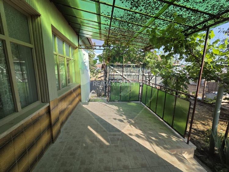 Casă cu gradina si solarii de legume - 16