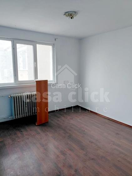 Apartament 3 camere Micro 20, decomandat, etaj intermediar - 2