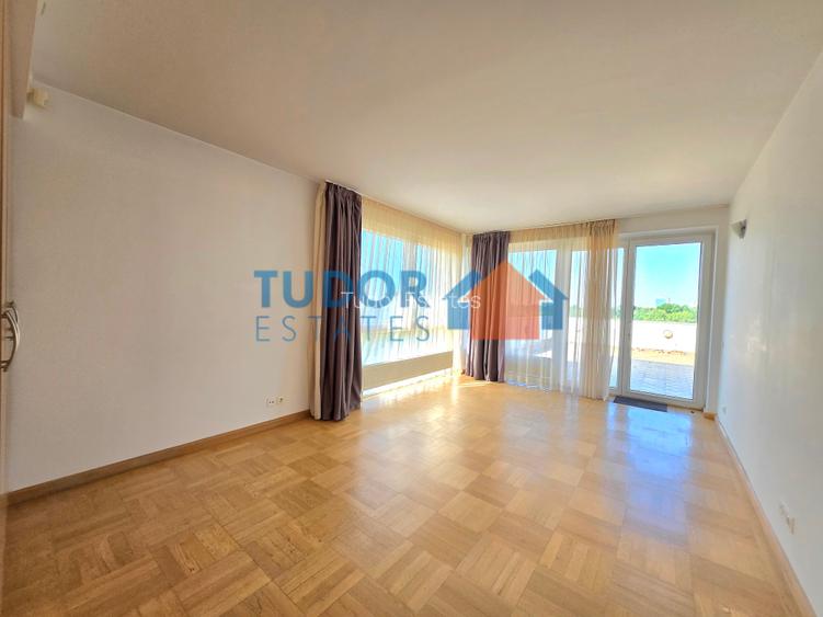 Elegant 2-Bedroom Duplex Apartment with Panoramic Park Views - 16